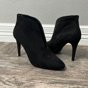 🎉SALE🎉Super Cute Black Bootie-Size 7W